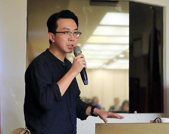 中央通訊社記者，大傳系校友趙世勳，回到淡江時報，和學弟妹分享新聞攝影經驗。